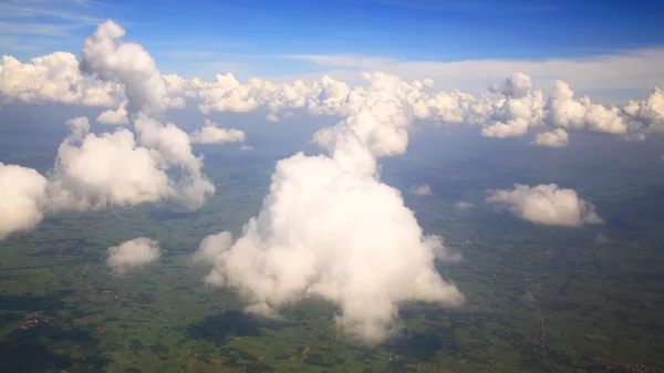 Cloudscape met blauwe hemel — Stockfoto