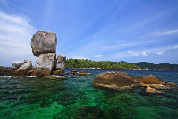 Stack ilha rochosa contra cristal mar de Andaman — Fotografia de Stock