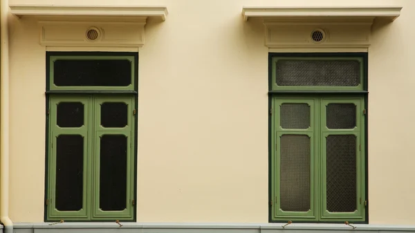 Groene klassieke windows — Stockfoto