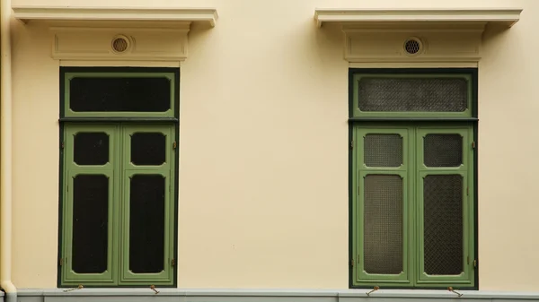 Janelas clássicas verdes — Fotografia de Stock