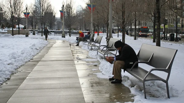 Millenium Park sandalyelere insanlar rahatlamak — Stok fotoğraf