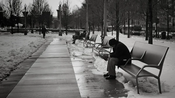 People relax on the chairs at Millenium park — Stock Photo, Image