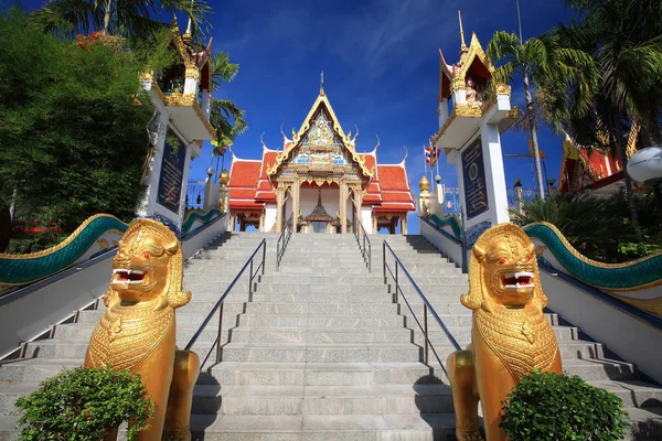 Złote lwy pilnują posągi w Tajlandii świątyni — Zdjęcie stockowe