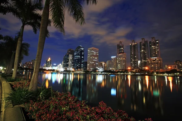 Bangkok pusat kota Cityscape dengan refleksi pada danau — Stok Foto