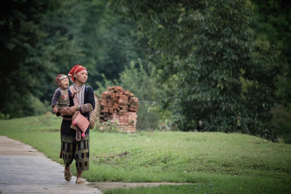 Red Dao hill tribe mother and son — Stock Photo, Image