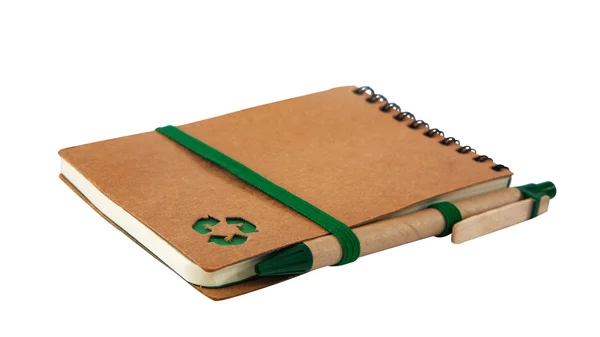 Notebook com ícone de reciclagem verde e caneta — Fotografia de Stock