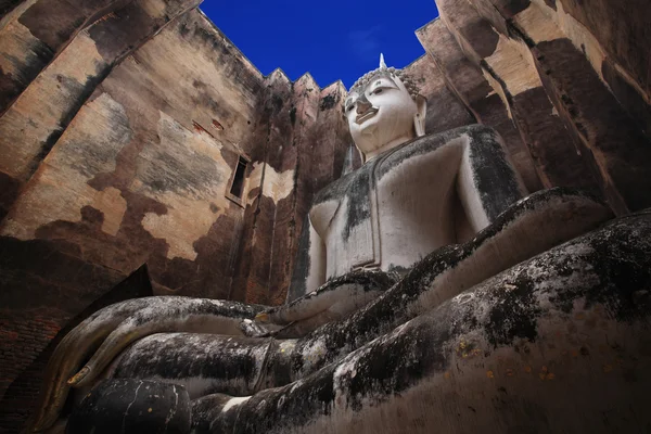 Grande statua buddha contro il cielo blu a Wat Srichum — Foto Stock