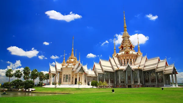 Monumento templo tailandés llamado Wat Sorapong en Nakhon Ratchasima o Korat — Foto de Stock