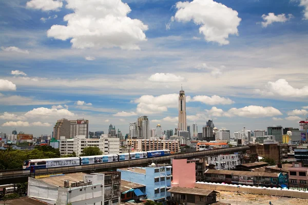 BTS sky train running on elevated rail — Stock Photo, Image