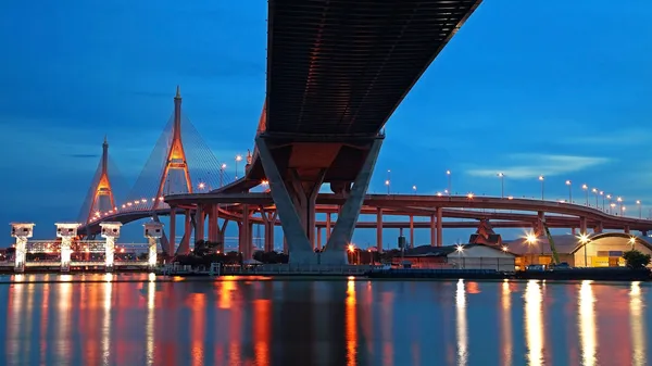 Bhumibol hängebrücke bei dämmerung in bangkok — Stockfoto