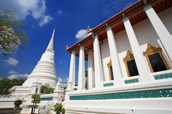 Bílá pagoda v thajském chrámu — Stock fotografie