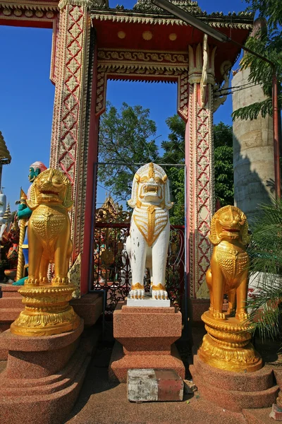 Trois statues de gardien de lion — Photo