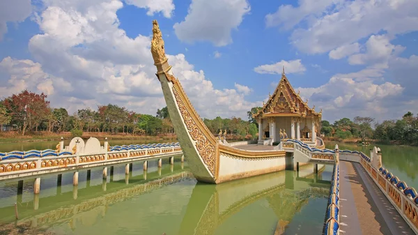 Tempio tailandese sulla nave Suphannahong contro il cielo blu — Foto Stock