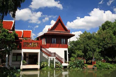 Gölün yakınında lüks Tayland ahşap ev