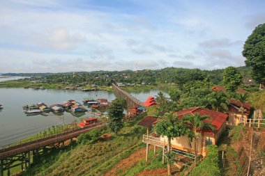 mon Köprüsü ve sangklaburi şehir manzarası