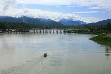 ahşap mon Köprüsü, Tayland için yelken tekne turu