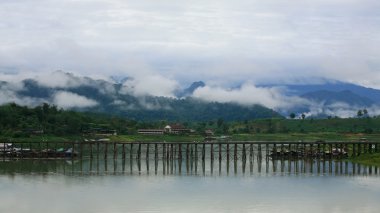 ahşap mon köprü sabah saat sangklaburi Kanchanaburi'deki/daki oteller