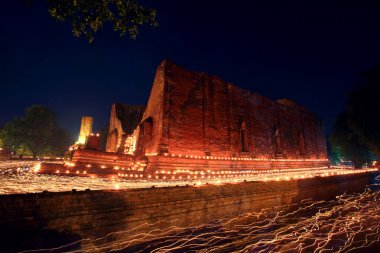 ayutthaya içinde antik tapınak çevresinde hafif iz