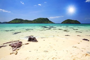 sunbeam karşı güzel plaj ve kristal