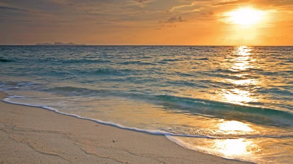 Soluppgång över stranden — Stockfoto