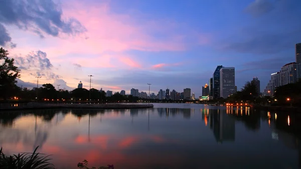 Bangkok stadsgezicht met skyline weerspiegeling — Stockfoto