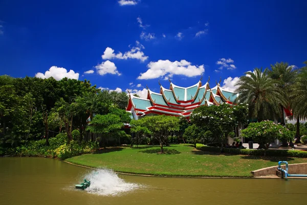 Thaimaan temppeli katto sisällä puutarhassa Wat Sorapong — kuvapankkivalokuva