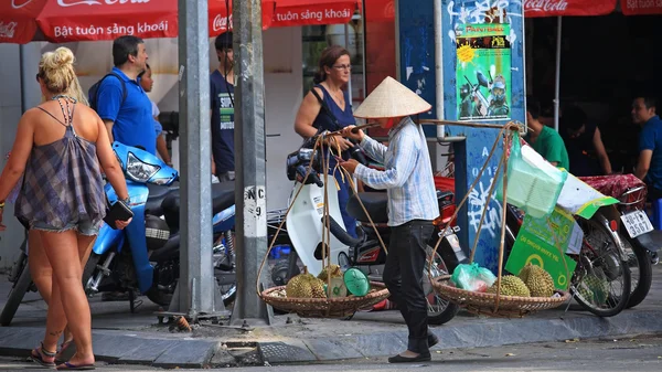 Vietnamese woman carries durians to sell in Hanoi — Stock Photo, Image