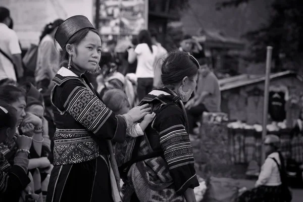 Black Hmong's women from Cat Cat village in Sapa — Stock Photo, Image