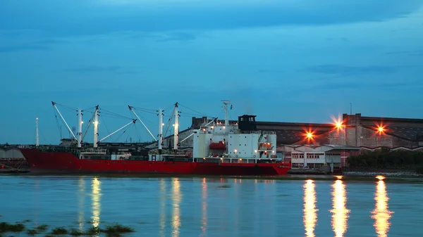 Lading schip in de haven — Stockfoto