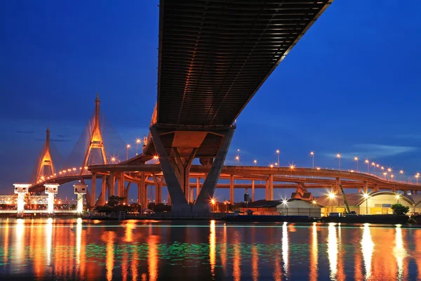 夕暮れの空にプミポン吊橋 — ストック写真