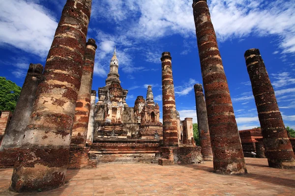 Sukhothai - Antiguo templo contra el cielo azul en wat Mahathat — Foto de Stock
