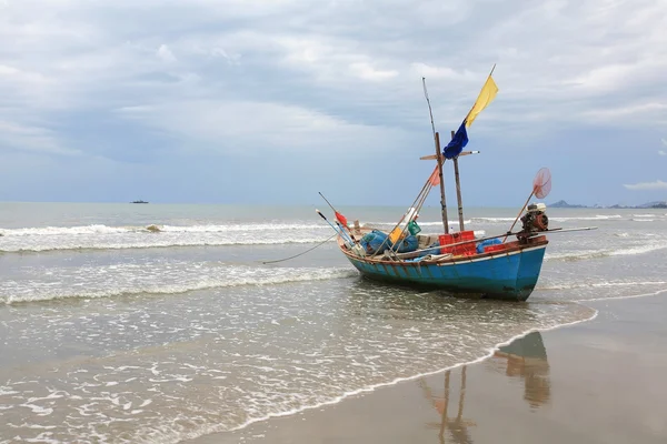 Barco de pescador encalhado na praia — Fotografia de Stock
