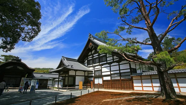 Traditionella japan templet vid ingången till gyllene paviljongen — Stockfoto