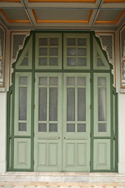 Porta de madeira verde antiga — Fotografia de Stock