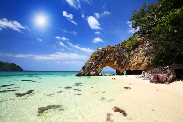 Natural stone arch against sunbeam — Stock Photo, Image