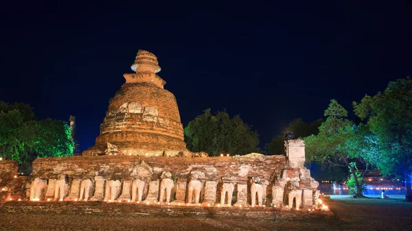 Pagode mit zerstörten Statuen bei Nacht, Ayutthaya — Stockfoto