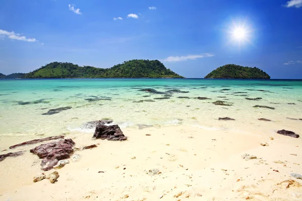 Praia bonita e mar de cristal contra o raio de sol — Fotografia de Stock