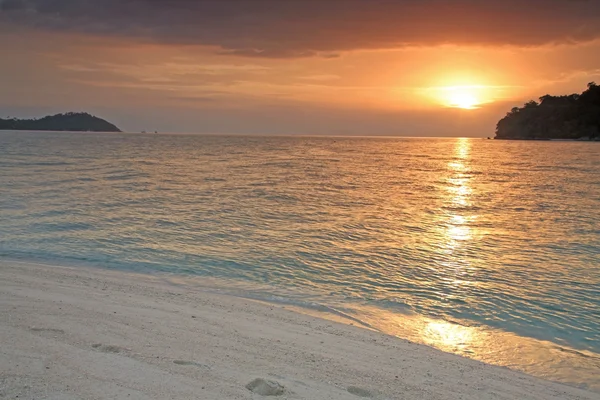 Solnedgången över tropiska havet — Stockfoto