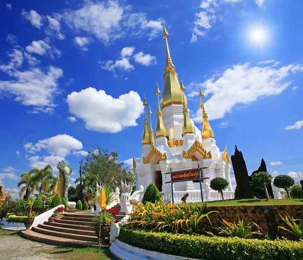 Pagoda tailandesa contra rayo de sol y cielo azul —  Fotos de Stock