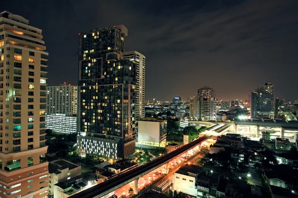 曼谷市中心在晚上的鸟瞰图 — 图库照片