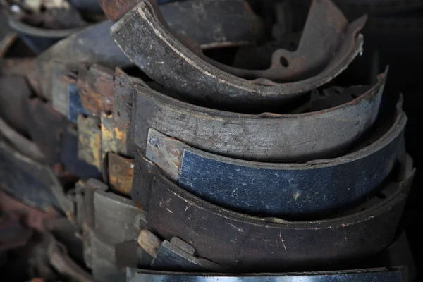 Used rusty metallic car parts in garage — Stock Photo, Image