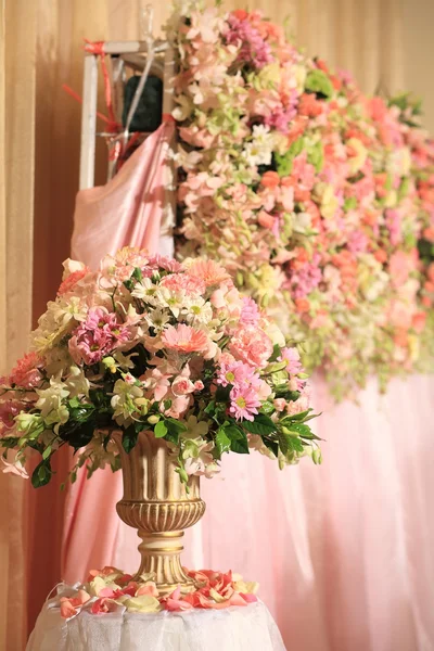 Reception hall decorated with pink flowers — Stock Photo, Image