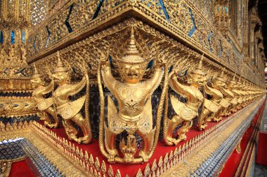 wat phra kaew altın garuda heykelleri