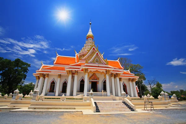 Temple thaïlandais contre le rayon de soleil et le ciel bleu — Photo