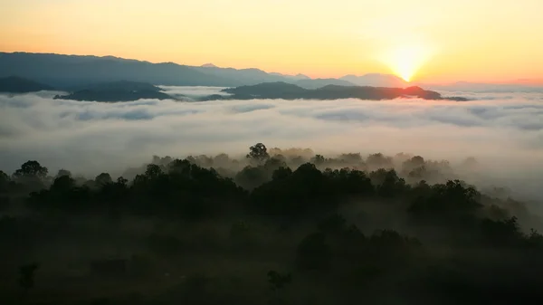 Soluppgång över berg och dimma — Stockfoto