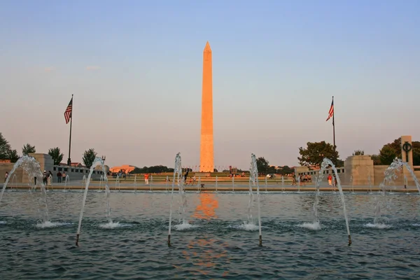 Washington monument och andra världskriget memorial fountain — Stockfoto