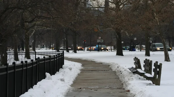 Snow covered bench and footpath in Chicago — Stock Photo, Image