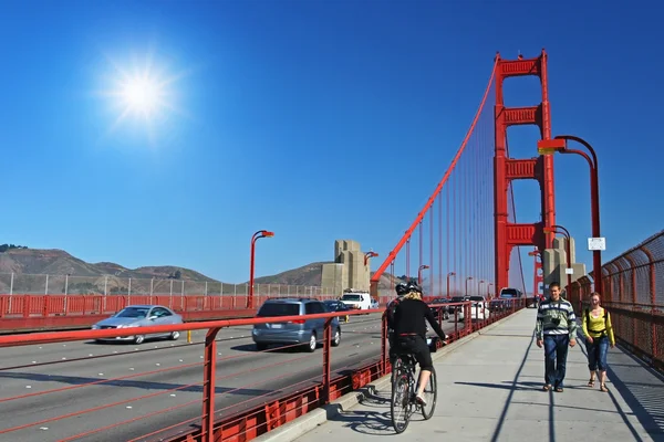 People walk on Golden gate footpath, San Francisco — Stock Photo, Image