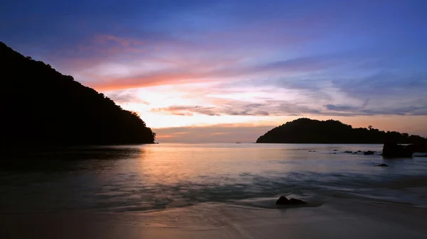 Céu crepúsculo acima de uma praia ao pôr do sol — Fotografia de Stock