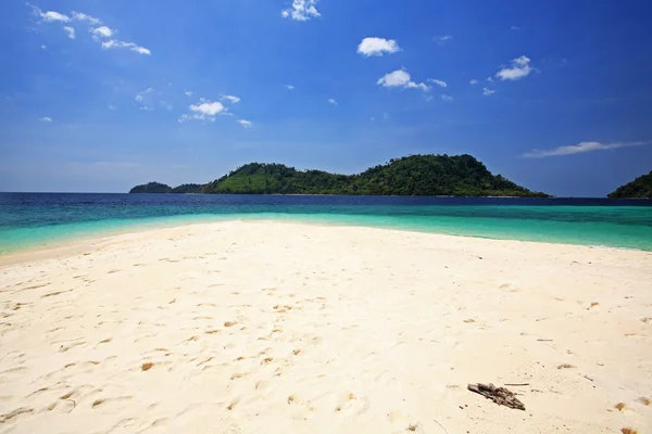 Bela praia e mar tropical em Koh Lipe — Fotografia de Stock